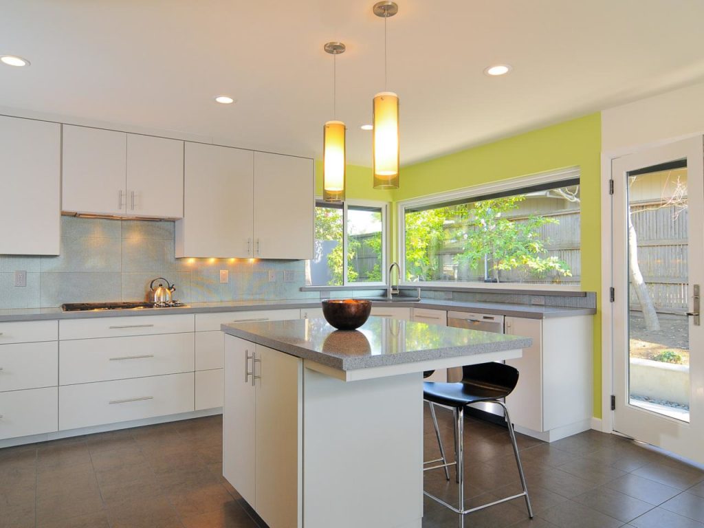 DP_Kerrie-Kelly-white-contemporary-pop-of-yellow-kitchen_h.jpg.rend.hgtvcom.1280.960