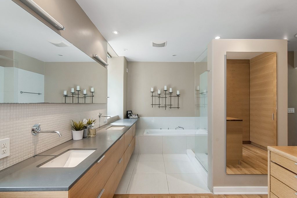 Place-Long-Oak-Vanity-and-White-Sinks-inside-Modern-Bathroom-Design-with-White-Bathtub
